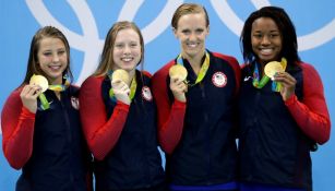 Nadadoras de EU posan con la medalla de Oro mil