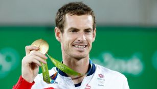 Andy Murray muestra su medalla de oro en tenis individual en Río 2016