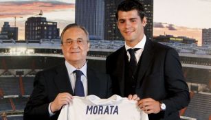 Álvaro Morata posa junto a Florentino Pérez