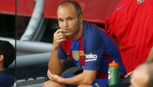 Andrés Iniesta observa desde la banca un encuentro del Barcelona