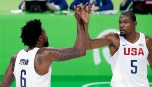 Kevin Durant y DeAndre Jordan festejan en un partido