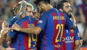 Jugadores de Barcelona se felicitan tras un gol