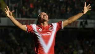 Juan Pérez festeja el primer gol del Veracruz