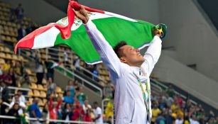 Germán Sánchez celebra con la medalla