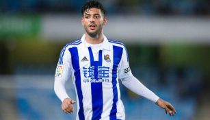 Carlos Vela disputa un partido con la Real Sociedad