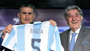 Edgardo Bauza recibe una playera de Argentina con su nombre