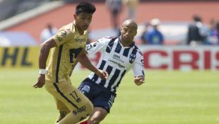 Jesús Gallardo controla el balón en juego entre Pumas y Monterrey 