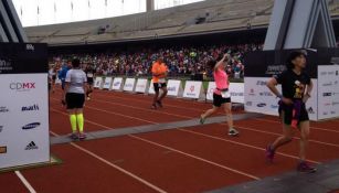 Participantes llegan a la meta en el Maratón 2016