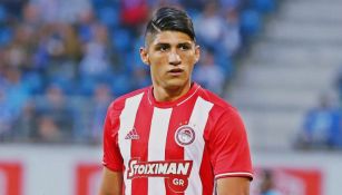 Alan Pulido en partido con Olympiacos