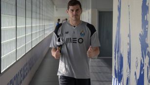 Iker Casillas saluda tras un entrenamiento del Porto