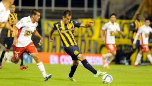 César Delgado conduce el balón en un partido con el Rosario Central 