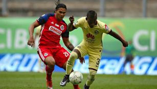 Quintero y Gullit pelean un balón durante el Clásico Nacional