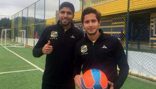  Iván Ochoa (izq) y Steven Almeida (der) posan con balón e indumentaria de Everton 