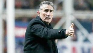 Edgardo Bauza, nuevo DT de Argentina, dirige un partido