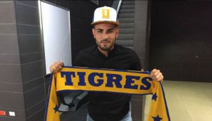 Andy Delort con una bufanda oficial de Tigres