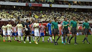 Jugadores de América y Chivas ingresan a la cancha del Azteca