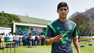 Alan Pulido posa para la cámara en un entrenamiento del Tri