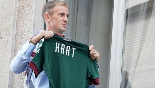 Joe Hart posa con la camiseta del Torino en su llegada a Italia