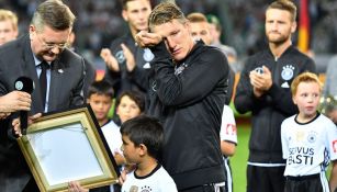 Bastian Schweinsteiger llora en su partido de despedida