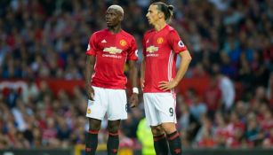 Paul Pogba junto a Zlatan Ibrahimovic durante el último juego entre el United y el Southampton