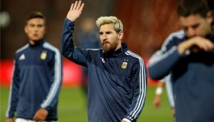 Lionel Messi saluda a la afición argentina en la Fecha FIFA