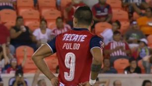 Alan Pulido previo a entrar de cambio en el partido contra Houston