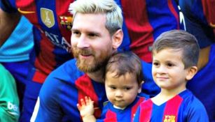 Lionel Messi con sus dos hijos en un partido del Barcelona