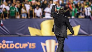Miguel Herrera saluda a la afición tras ganar la Copa Oro