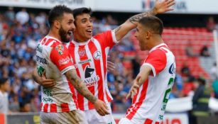 Luis Gallegos y Edson Puch en festejo de gol en Liga MX