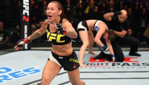 Cyborg corre para festejar una victoria en UFC