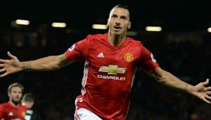 Zlatan festeja una anotación con Man United en Old Trafford