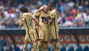 Los jugadores de Pumas celebran un gol frente a Querétaro