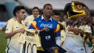Carlos Santos durante el homenaje que realizó América a sus mejores mediocampistas