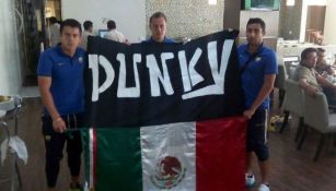 Jugadores de Pumas recuerdan con una manta a 'Punky', aficionado que murió