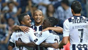 Jugadores de Monterrey celebran un tanto frente a Santos