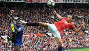 Ibrahimovic pelea balón con Wes Morgan