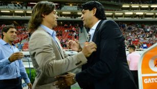 Almeyda y Cardozo se saludan previo a un compromiso