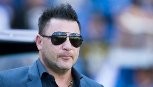 Antonio Mohamed con sus reservas en el partido