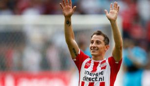 Andrés Guardado saluda en partido de PSV 