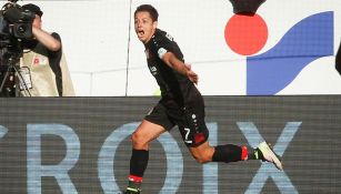 Chicharito festeja uno de sus goles con Bayer 