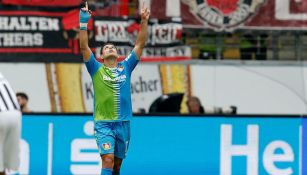 Chicharito celebra gol con Leverkusen 