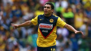 El exjugador Salvador Cabañas celebra un gol con la playera del América