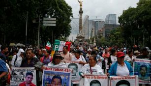 Miles de personas marchan desde el Ángel hacia el Zócalo a dos años del Caso Iguala