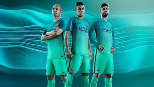 Neymar, Iniesta y Piqué lucen la nueva indumentaria culé