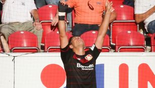 Javier Hernández celebra tras abrir el marcador contra Mónaco