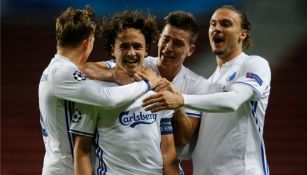Jugadores de Copenhague festejan uno de sus goles contra Brujas