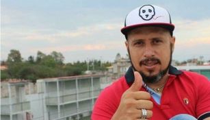 Adolfo 'Bofo' Bautista usando una gorra de su línea de ropa