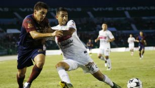 Jugadores de Atlante y Chiapas disputan balón en juego de Copa MX