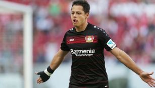 Chicharito celebra uno de sus goles contra el Mainz