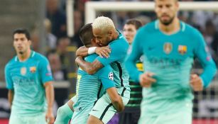 Neymar festeja con Arda Turan el primer gol del Barcelona